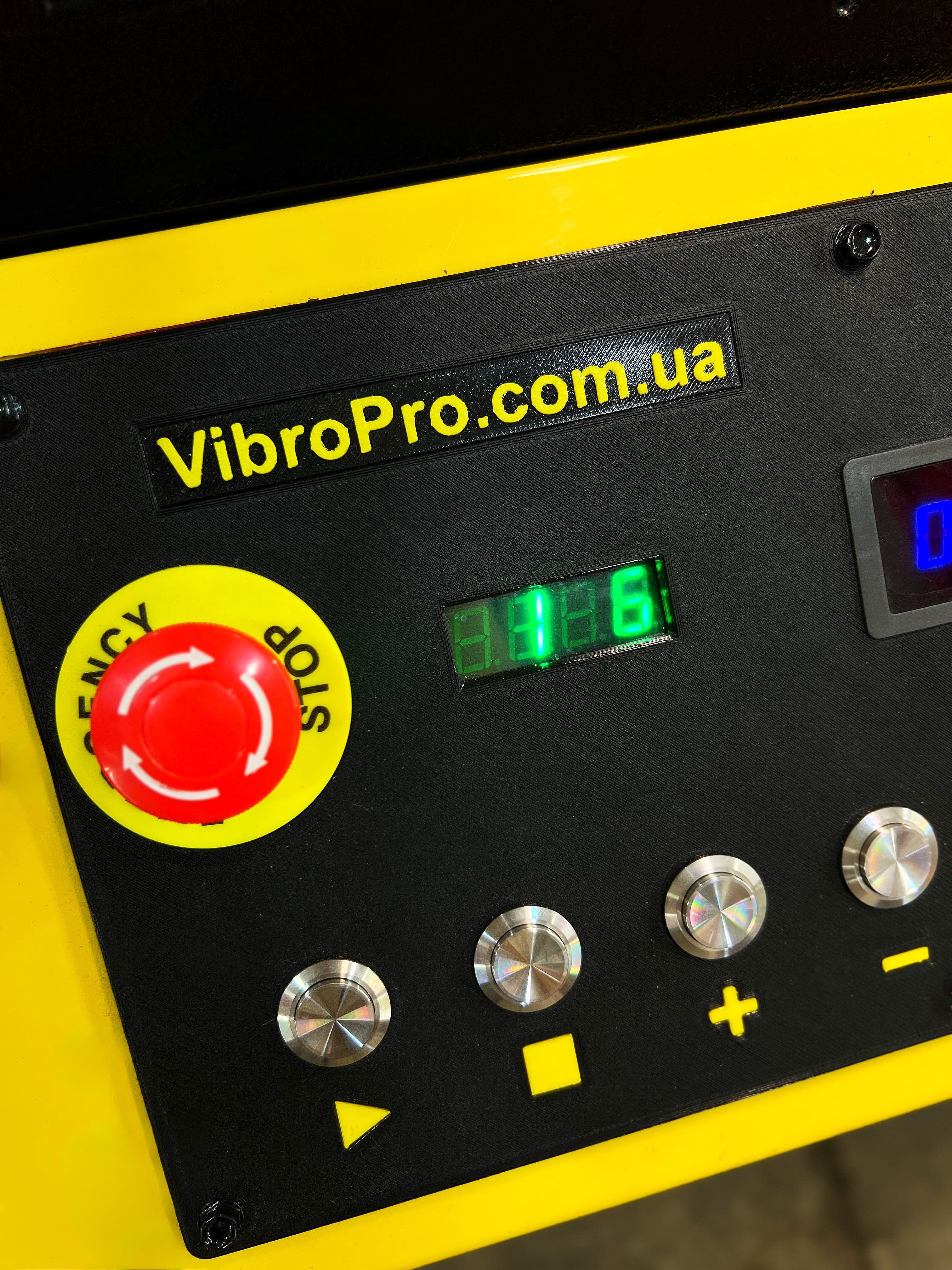 Панель керування вібростенда VibroPro: кнопка стоп, індикатор і регулювання